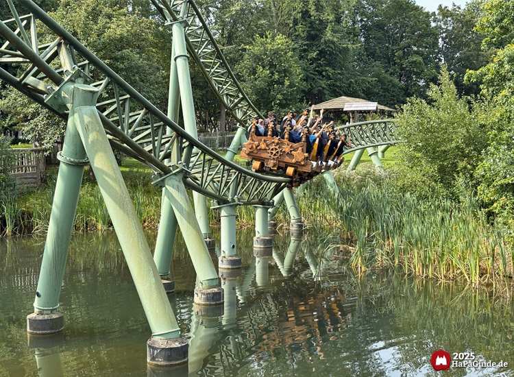 Der Schwur des Kärnan - Zug von hinten vor der Wendung an der Barracuda Slide