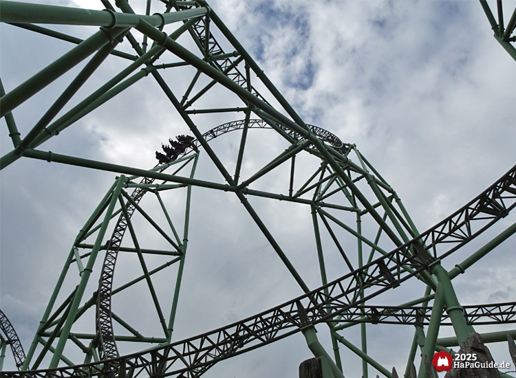 Der Schwur des Kärnan - Ein Zug im Herzelement bei bewölktem Himmel