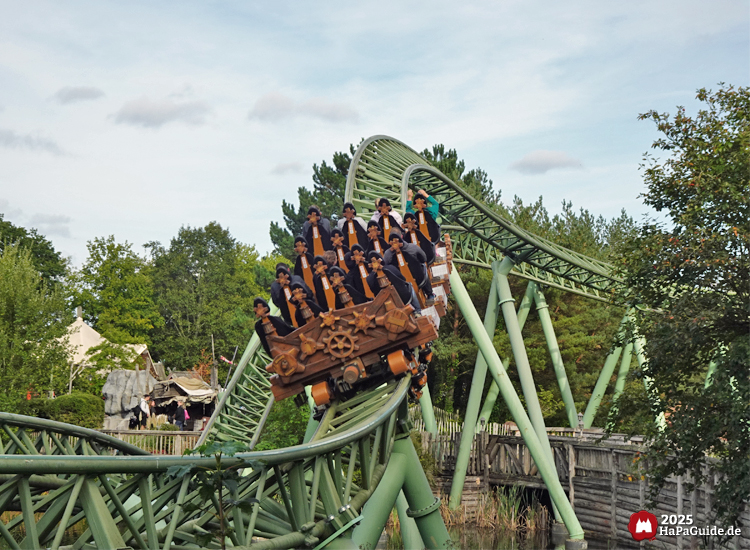 Der Schwur des Kärnan - Zug von hinten vor einer übergeneigten Kurve