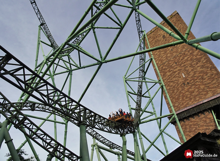 Die Reiche des Nordens - Ein Zug im Herzelement vor dem gewaltigen Kärnan-Turm