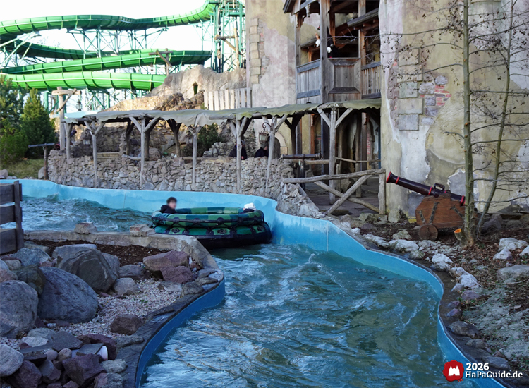 Rafting-Wasserbahn Störtebekers Kaperfahrt im Hansa-Park mit Rundboot, Felskulisse und thematischer Kanone
