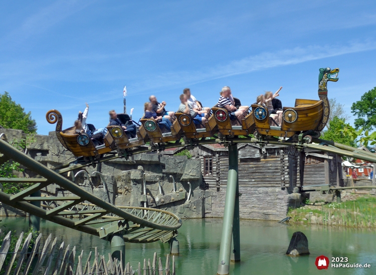 Die Schlange von Midgard - Achterbahnzug als Drachenboot