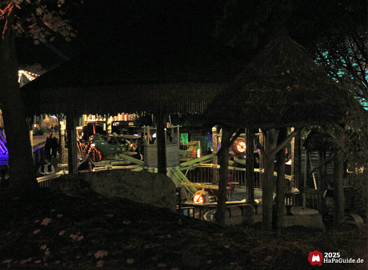 Dr. Livingstone's Sarafi-Flug - Drehende Flugzeuge bei Dunkelheit zwischen Bambusgebäuden