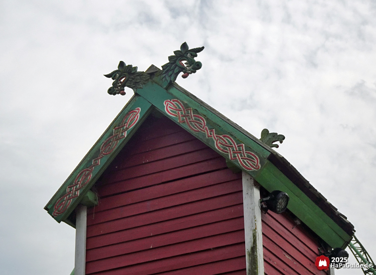 Elins Luftreise - Drachenköpfe am Turmdach