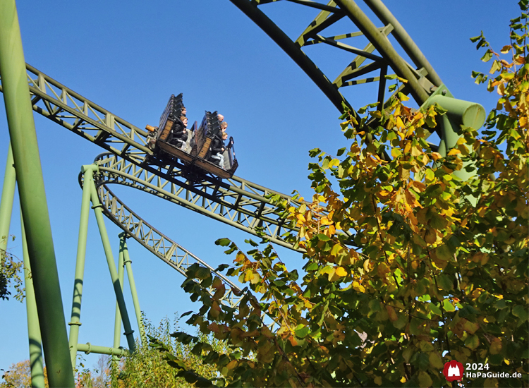 Erntedank im Hansa‑Park - Gondel der Flucht von Novgorod vor gelbem Laub