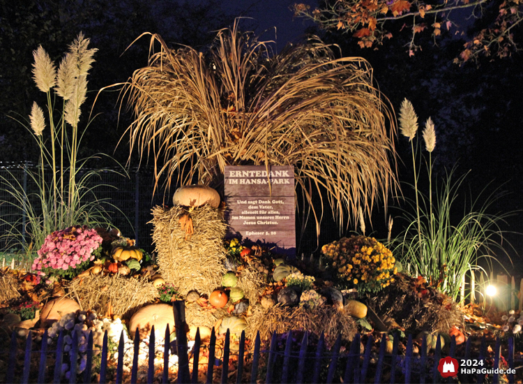Erntedank im Hansa‑Park - Beleuchtetes Erntedankbeet mit Psalm