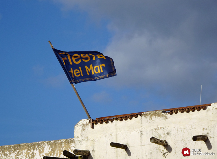Fiesta del Mar Flagge auf mediterranem Dach der Arena del Mar im Hansa-Park