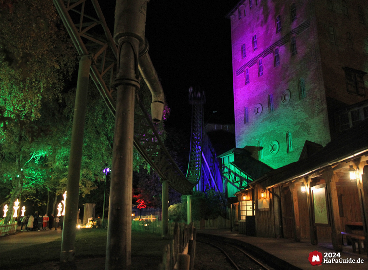 Flucht von Novgorod - Saviour-Tower beleuchtet zum Herbstzauber am Meer