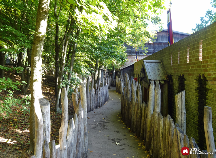 Flucht von Novgorod - Holzpfosten entlang des Außenwartebereichs