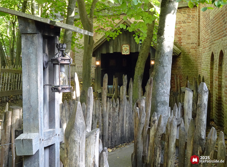 Flucht von Novgorod - Eine Laterne vor dem Zugang zum Vladimir-Tower