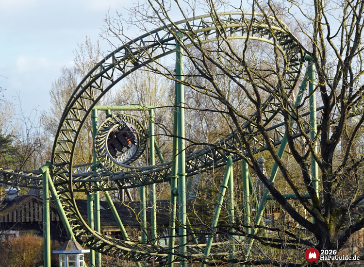 Flucht von Novgorod mit grüner Heartline Roll im Hansa Park, voll besetzter Zug kopfüber