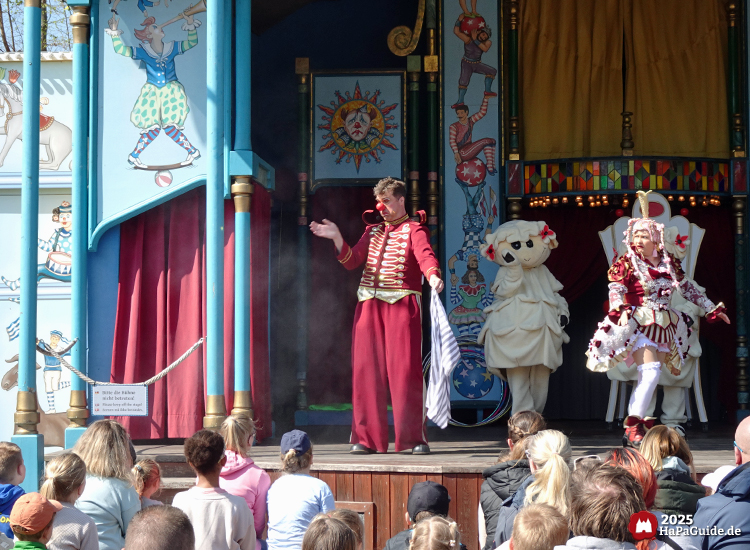 Schaubudenzauber - Clown Dima entfernt Staub