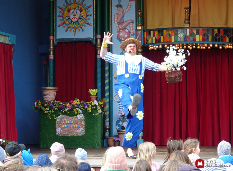 Schaubudenzauber - Clown Dima schreckt mit einem Blumenkorb in der Hand zurück