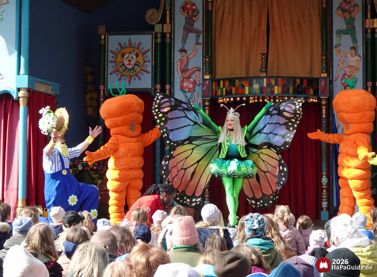 Schaubudenzauber - Lebensgroße Möhren umrahmen einen Schmetterling auf der Bühne