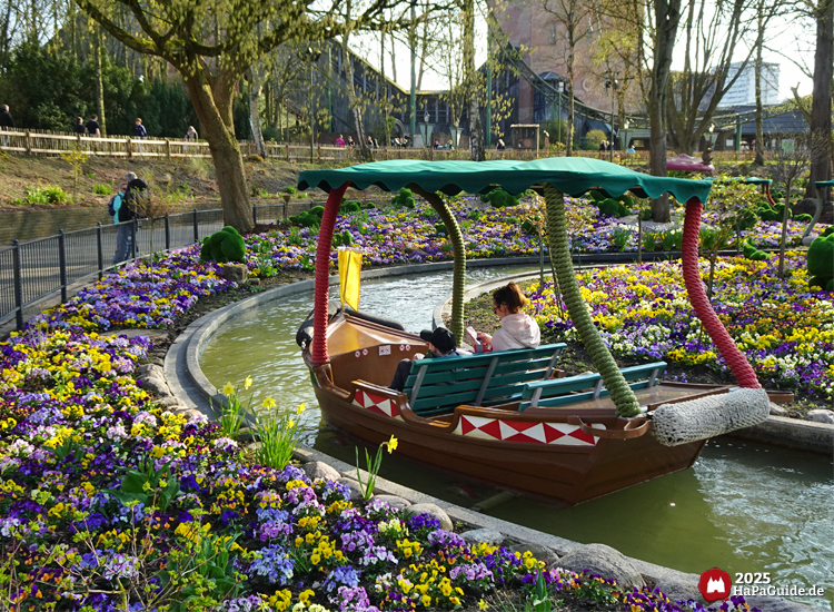 Frühjahrsblüte - Boot der Blumenmeerbootsfahrt in blühenden Frühlingsbeeten