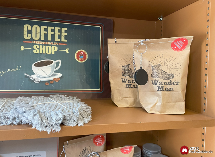 Dr. Kaufmann's General Store - Regal mit Kaffee- und Wanderartikeln