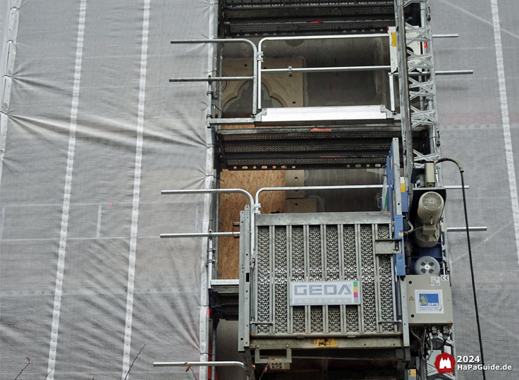 Großprojekt 202X - Stuckarbeiten hinter Baustellenaufzug