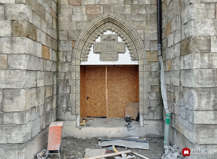 Großprojekt 202X - Hauptzugang mit Wappen Palacio de Braga