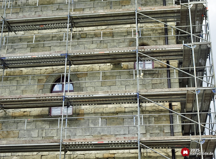 Großprojekt 202X - Fenster hinter Baugerüsten