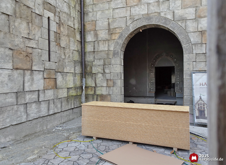 Großprojekt 202X - Holzkiste vor einem Zugang zum Bauwerk