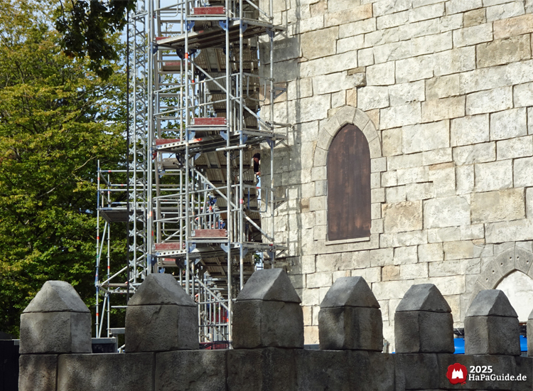 Großprojekt 202X - Hinter einer Zinnenmauer wird noch an der Rückseite des Gebäudes gearbeitet