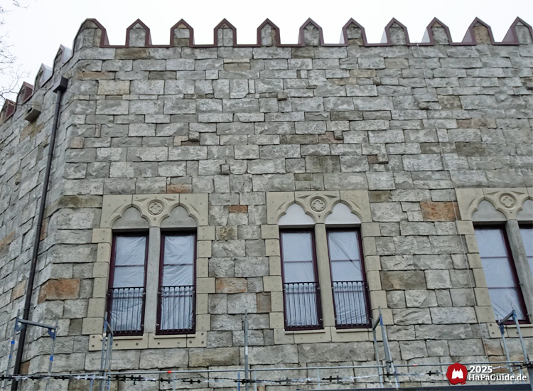 Großprojekt 202X - Fertig eingesetzte Fenster mit Ornamenten