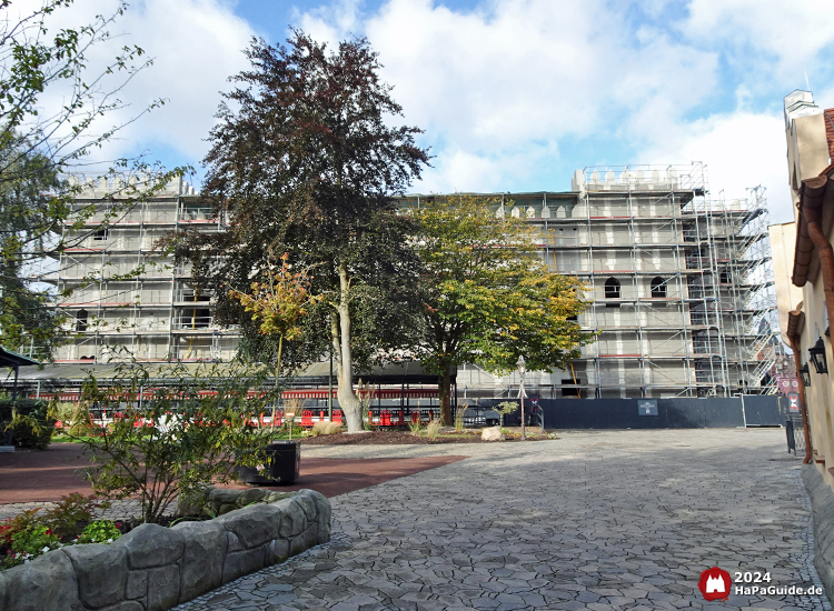Großprojekt 202X - Seitenansicht des Palacio de Braga hinter dem Bahnhof des Hansa‑Park Express