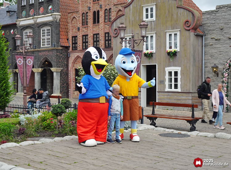 Emmi, Pingi & Co. sagen Hallo & Tschüß - Pingi und Flipsi posieren mit einem Jungen