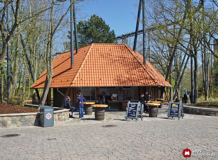 Hansa-Garten - Kiosk mit rotem Schindeldach unter Nessies Schienen