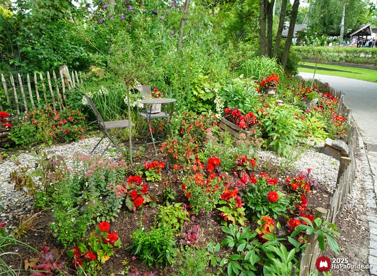 Hansa-Garten - Blumenbeet mit Stühlen und Tisch