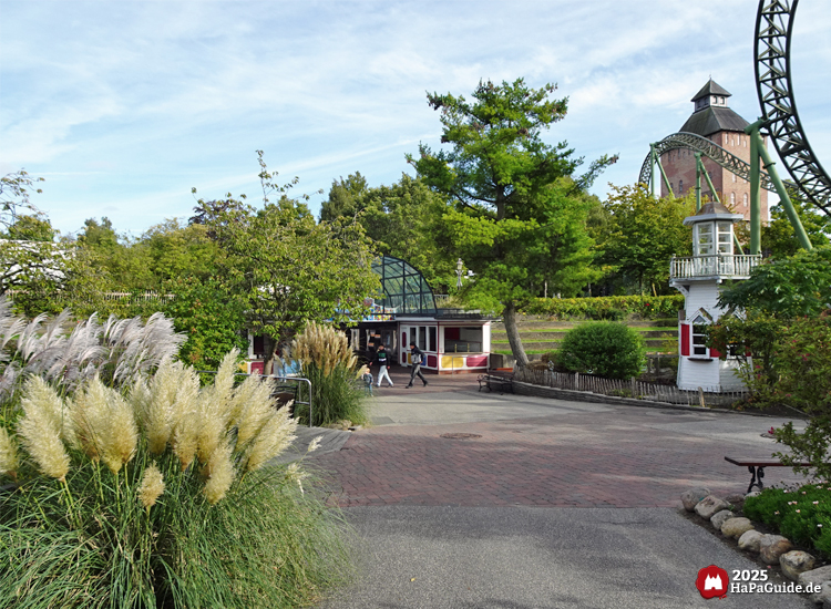 Hansa-Garten - Breiter Weg zwischen Leuchtturm und Crêperie