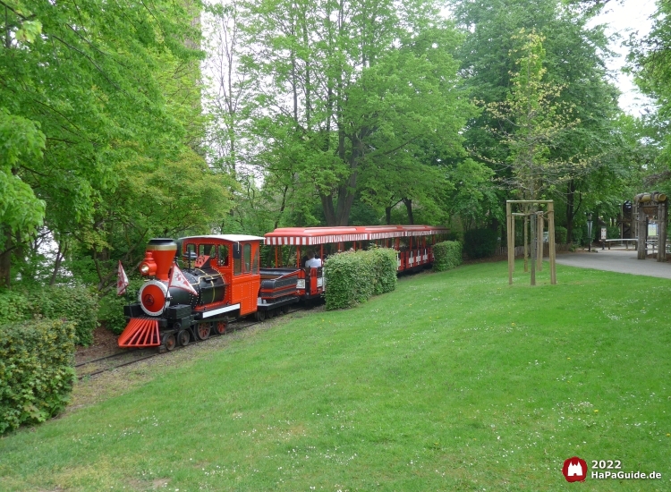 Der Hansa-Park Express passiert eine grüne Wiese