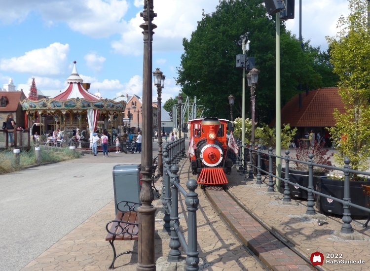 Der Hansa-Park Express zwischen Hanse-Karussell und Kiosk am Hanse-Flieger