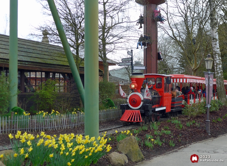 Der Hansa-Park Express passiert den Turm vom Peterhof