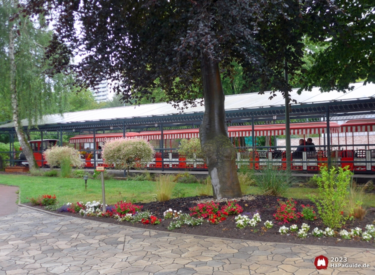 Seitenansicht des Hauptbahnhofs Hansa-Park Express im Hansa-Garten