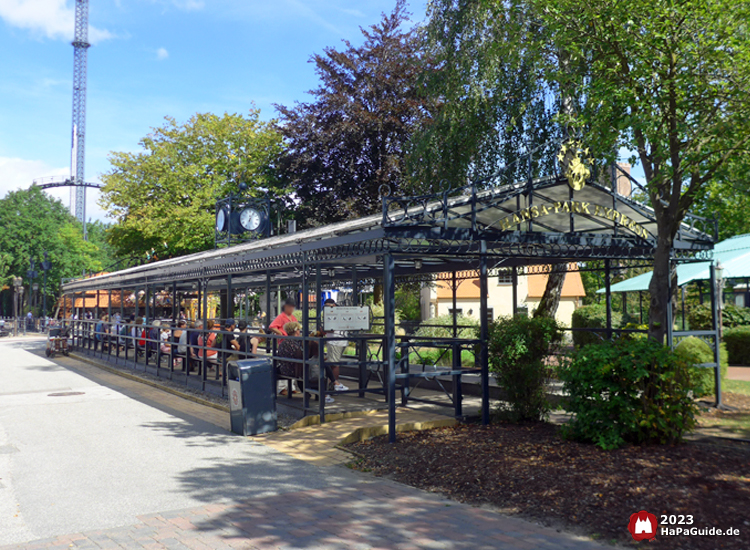 Wartende im Hauptbahnhof Hansa-Garten des Hansa-Park Express