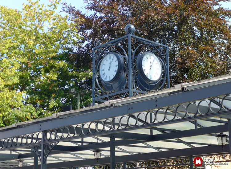 Uhr auf dem Dach des Hauptbahnhof Hansa-Park Express