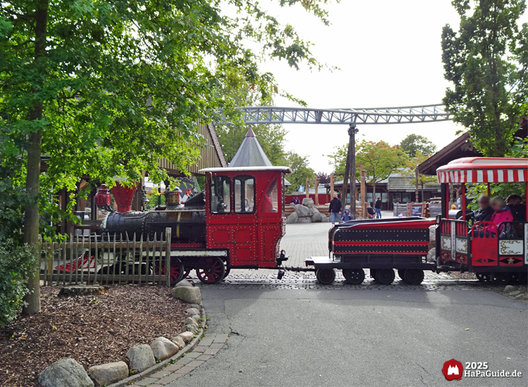 Hansa-Park Express - Bahnhübergang zum Peterhof von Novgorod