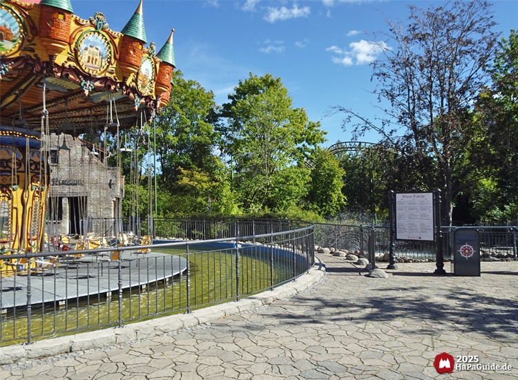 Hanse-Flieger - Zugangsbereich zwischen Wasserbecken und Sicherheitstafel