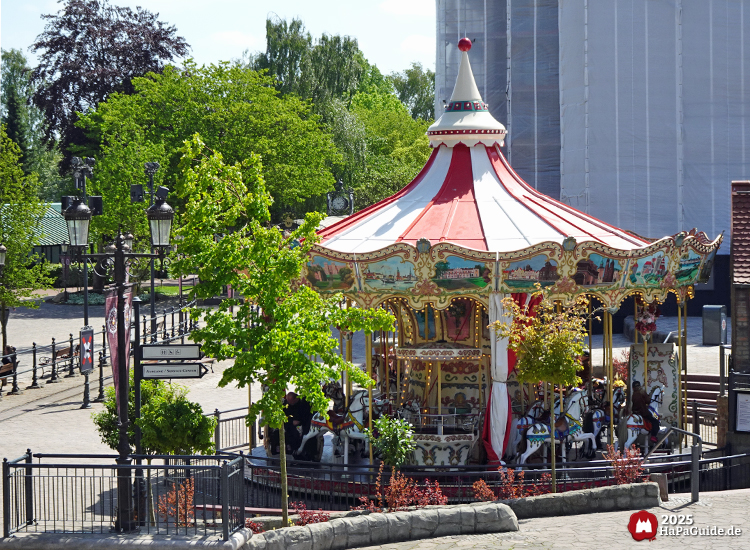 Hanse-Karussell - Das Karussell vor den Bauplanen zum Palacio de Braga