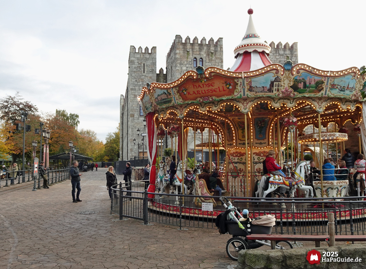 Hanse-Karussell - Hinter dem Karussell steigt der Palacio de Braga empor