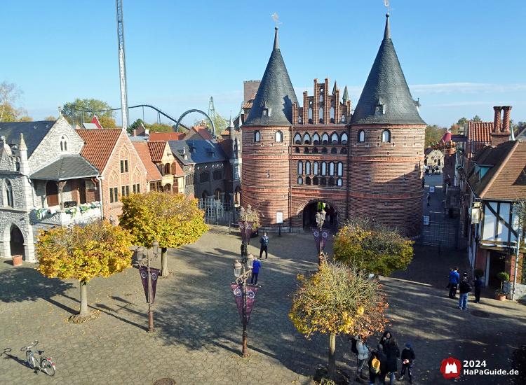 Hanse in Europa - Blick von oben auf den Vorplatz des Holstentors