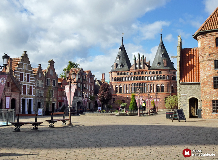 Hanse in Europa - Das Holstentor mit Blumenuhr von der Rückseite