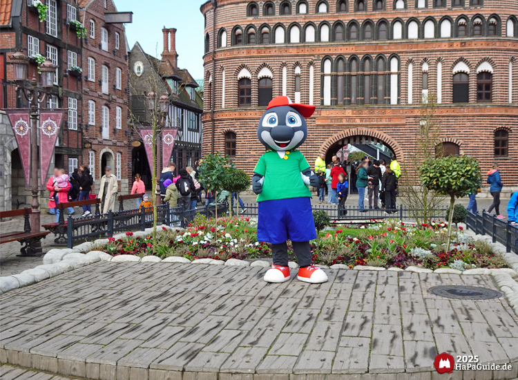 Hanse in Europa - Maskottchen Orki auf der Bühne vor dem Holstentor