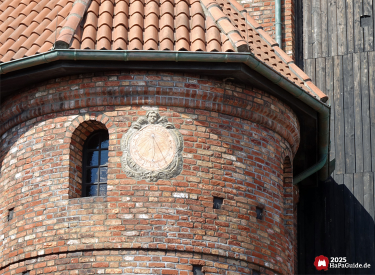 Hanse in Europa - Sonnenuhr an einem Turm des Danziger Krantors