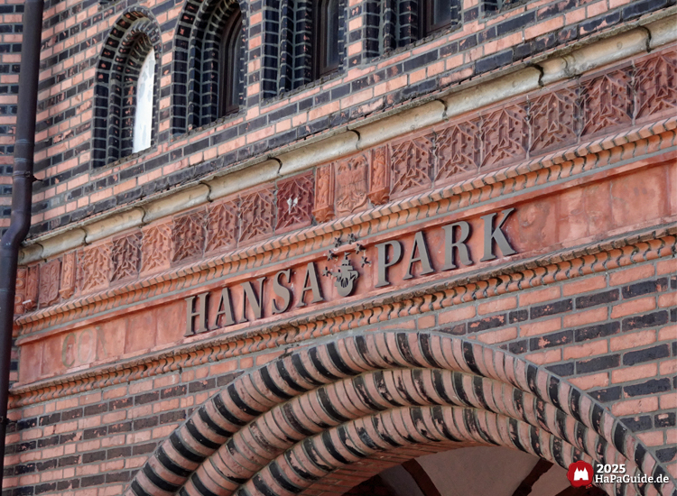 Hanse in Europa - Aufschrift Hansa-Park auf dem Holstentor