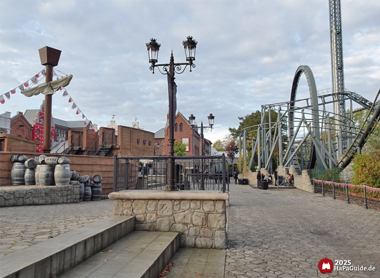 Hanse in Europa - Blick entlang der Hansekogge auf Nessies Looping