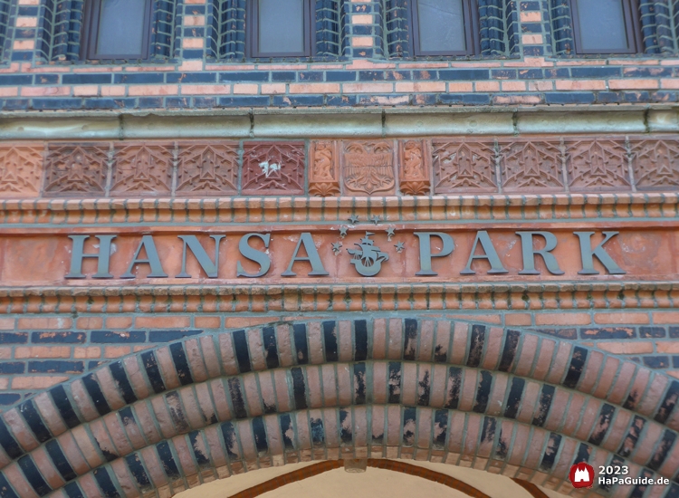 Hanse in Europa - Hansa‑Park Schriftzug am Holstentor