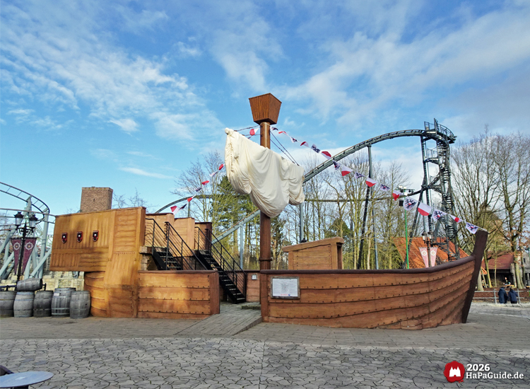 Hansekogge vor Schienen der Achterbahn Nessie im Hansa-Park