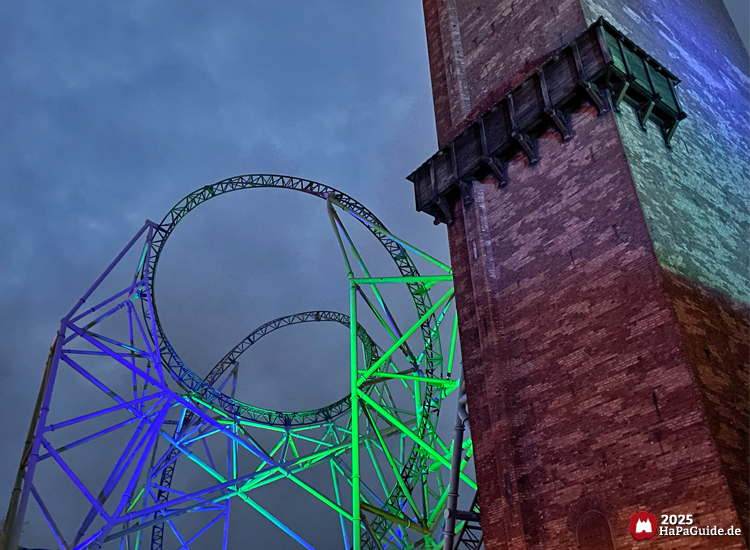 Herbstzauber am Meer - Das grün-blau beleuchtete Herzelement des Schwur des Kärnan